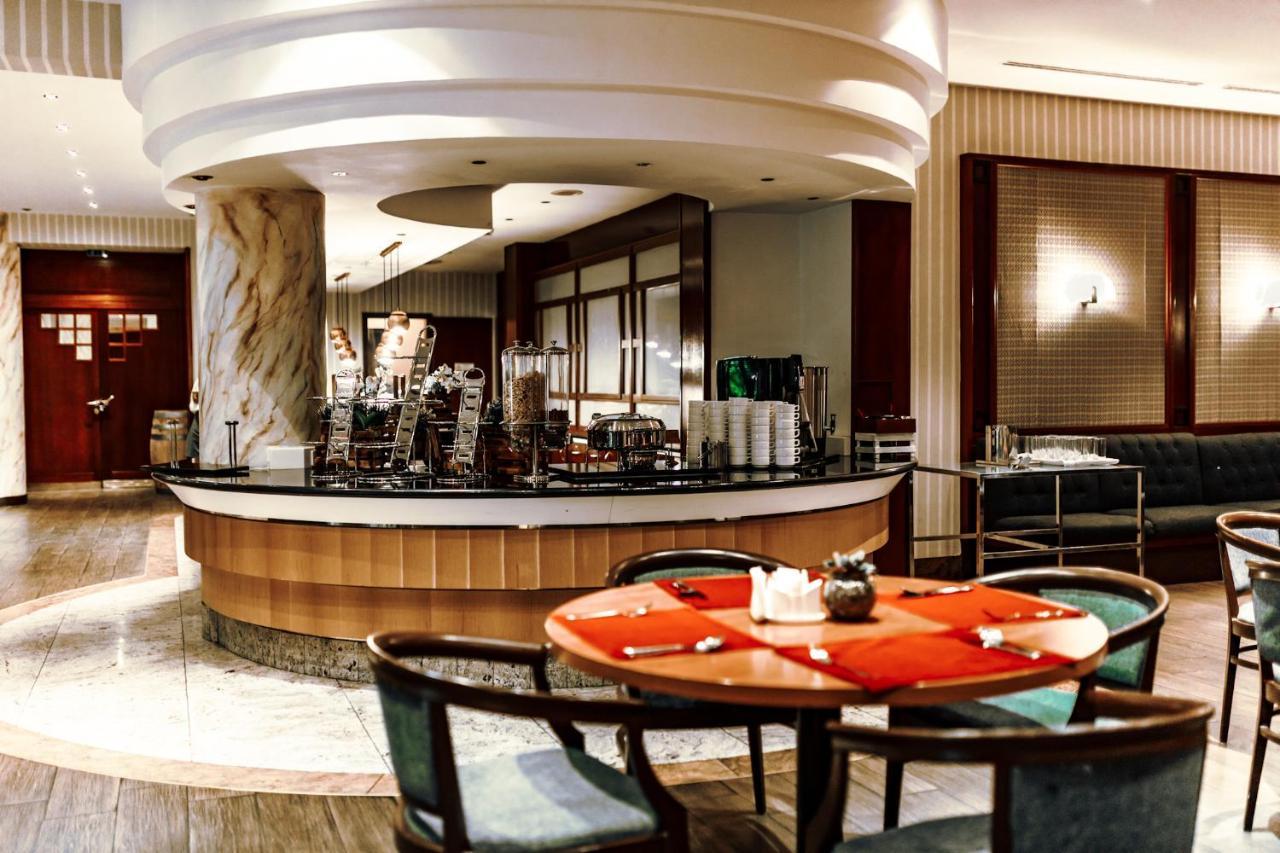 Rahat Palace Hotel Alma-Ata Exteriör bild The lobby bar