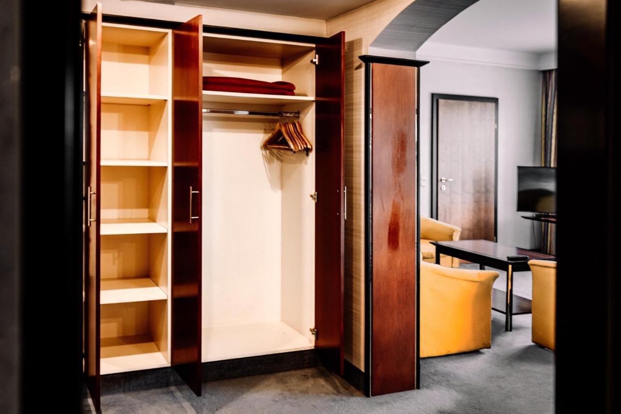 Rahat Palace Hotel Alma-Ata Exteriör bild A wardrobe