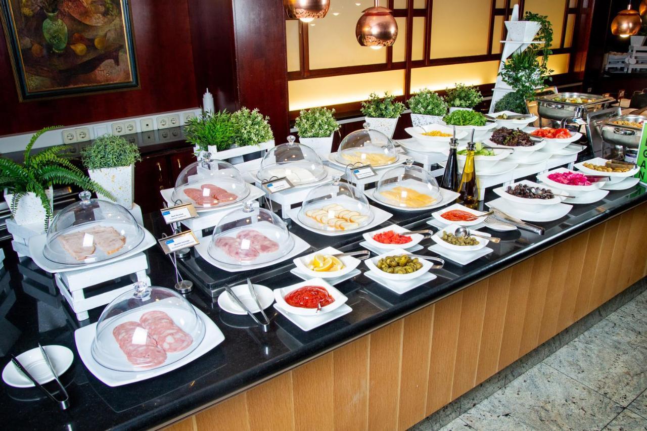Rahat Palace Hotel Alma-Ata Exteriör bild A buffet