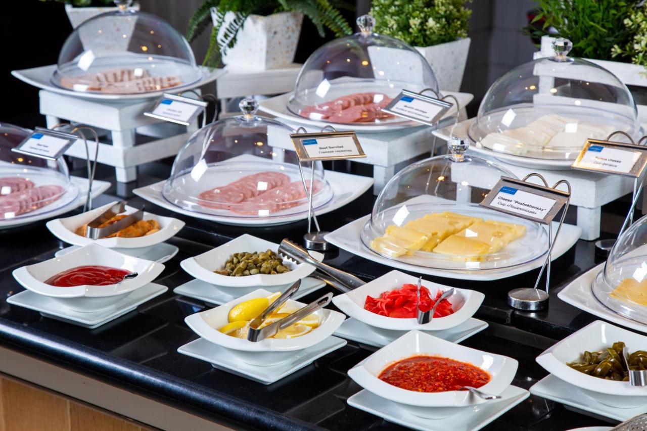 Rahat Palace Hotel Alma-Ata Exteriör bild A buffet