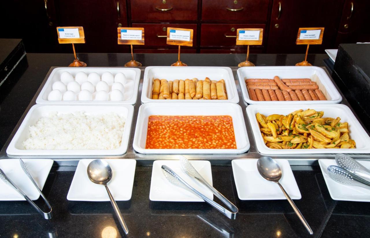 Rahat Palace Hotel Alma-Ata Exteriör bild A buffet with chafing dishes