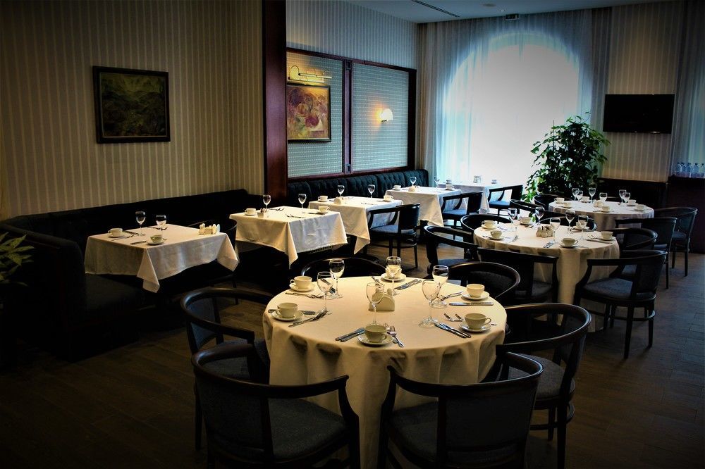 Rahat Palace Hotel Alma-Ata Exteriör bild Interior of the restaurant
