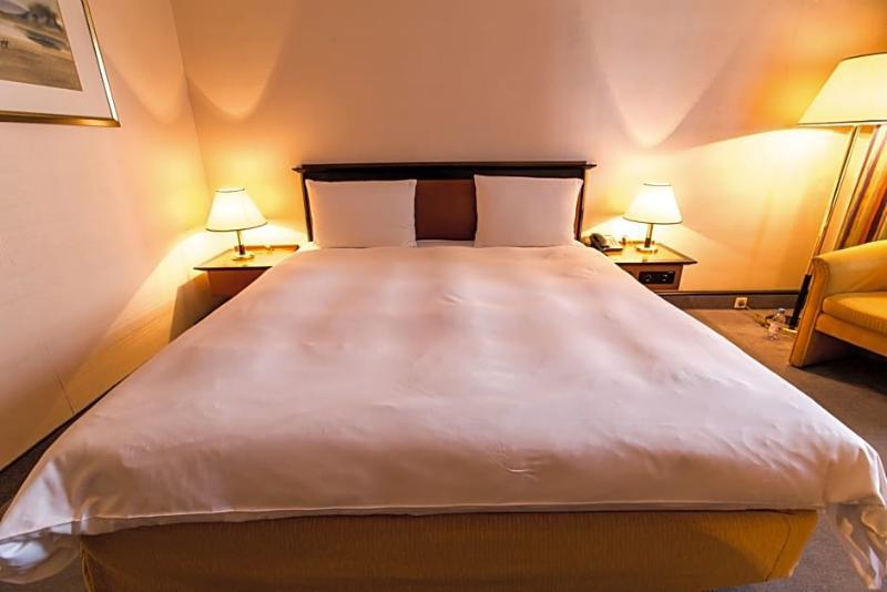 Rahat Palace Hotel Alma-Ata Exteriör bild A double bed